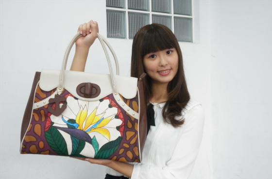 Hand painting bags